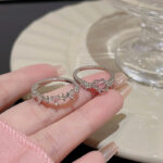 Nhẫn Zircon tình yêu màu hồng Nhẫn ngón trỏ cá tính cùng kiểu dáng nổi tiếng trên mạng phong cách Hàn Quốc cảm giác thiết kế cao cấp sang trọng nhẹ nhàng cho nữ