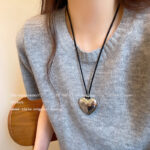 Fever cùng đoạn da đen ba chiều Vòng cổ trái tim lớn khí chất đơn giản đa năng dây chuyền áo len cao cấp bán buôn
