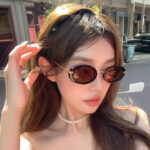 Kính râm retro hình bầu dục gọng nhỏ Âu Mỹ Kính râm trực tiếp Tik Tok cao cấp Sàn diễn cảm giác cá nhân hóa