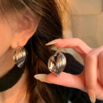 Hoa tai vòng tròn lớn phóng đại cảm giác kim loại cổ điển Âu Mỹ phụ kiện Bông tai xoắn Xoắn Xoắn Xoắn Xoắn Xoắn Xoắn khí chất dễ phối cá tính nữ