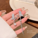 Bông tai con bướm không đối xứng tua rua dài kim bạc S925 Bông tai ngọc trai pha lê kim cương xanh mẫu hot Xuân Hè cho nữ