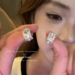 Hoa tai hình chữ C kim cương đầy đủ cảm giác cao cấp sang trọng cho nữ Bông tai cùng phong cách nổi tiếng trên mạng với khí chất dễ phối bán buôn Hoa tai tinh tế