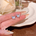 Bông tai bướm màu xanh mơ mộng Gradient tươi nhỏ Bông tai bướm rỗng khí chất Hoang Dã siêu Cổ Tích trang sức Tai Hot trên mạng