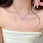 Vòng cổ mặt dây chuyền hoa hồng màu hồng khí chất cao cấp thời trang tất cả phù hợp với phụ nữ sang trọng sang trọng nhỏ nổi tiếng trên mạng cùng một kiểu dây chuyền xương đòn