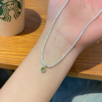 Vòng cổ lấp lánh ánh sáng sang trọng cho phụ nữ thiết kế cao cấp cảm giác Mặt dây chuyền nhỏ màu xanh lá cây Dây chuyền xương đòn bán buôn Vòng cổ nổi tiếng trên mạng