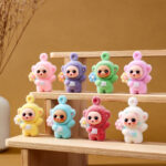 Sản phẩm mới ôm hoa em bé hợp thời trang chơi dễ thương búp bê diy Móc Khóa Mặt dây chuyền đồ trang trí văn phòng nhỏ Quà Tặng văn hóa và sáng tạo