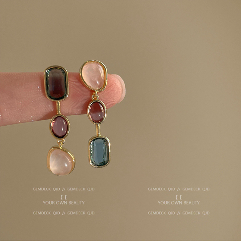 O1CN01Icqblz2Ktj4GvgCI9_2580729615-0-cib Hoa tai màu tương phản bất đối xứng cổ điển kiểu Pháp kim bạc S925 hoa tai mắt mèo cùng kiểu với những người nổi tiếng trên mạng sang trọng nhẹ nhàng - Ảnh 1