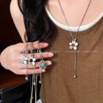 港风复古虎眼石花朵抽拉式项链女2025年秋冬款新款毛衣卫衣链批发