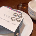 Hoa tai nơ màu xanh lam tráng men khí chất dễ phối tươi mới cho nữ Hoa tai nổi tiếng trên mạng đơn giản sang trọng