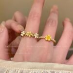 Nhẫn ngọc trai hoa cúc nhỏ, Nhẫn ngón trỏ cao cấp thích hợp sang trọng nhẹ cho nữ, nhẫn cá tính thời trang mẫu mới 2025