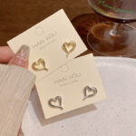 Hoa tai trái tim Đào Kim loại đơn giản khí chất thời trang nữ phong cách lạnh lùng phong cách Mori phong cách học sinh bông Tai Tình Yêu bán buôn