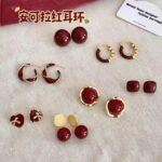 Bông tai hạt đậu nhỏ màu đỏ Ankola năm mới Bông tai hình học màu đỏ rượu vang cổ điển phong cách Hồng Kông Bông tai cùng kiểu nổi tiếng trên mạng