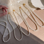 Vòng cổ ngọc trai khóa từ tính hot năm 2025 nữ thủy tinh trắng chuỗi xương đòn hạt gạo đơn giản cổ điển