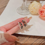 Bông tai ngọc trai quý phái sang trọng Kim bạc S925 Bông tai hình chữ C da màu đen sành điệu Instagram cho nữ bán buôn Hoa tai nổi tiếng trên mạng