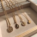 Các mẫu mùa thu và mùa đông bằng thép titan chữ không đều Vòng cổ đĩa nhẹ sang trọng nhỏ cao cấp áo len dây chuyền lưới đỏ