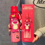 Cốc giữ nhiệt cho trẻ em gấu dâu Cốc ống hút đặc biệt cho học sinh tiểu học cốc cho bé trai 316 bình nước cầm tay cấp thực phẩm