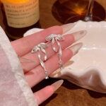 Hoa tai tua rua dài cảm giác thiết kế thích hợp kiểu Pháp Hoa tai Bông Tai Nơ Ruy băng trắng khí chất dễ phối