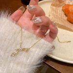 东大门新款独特设计感蝴蝶结钛钢项链女小众百搭气质珍珠锁骨链