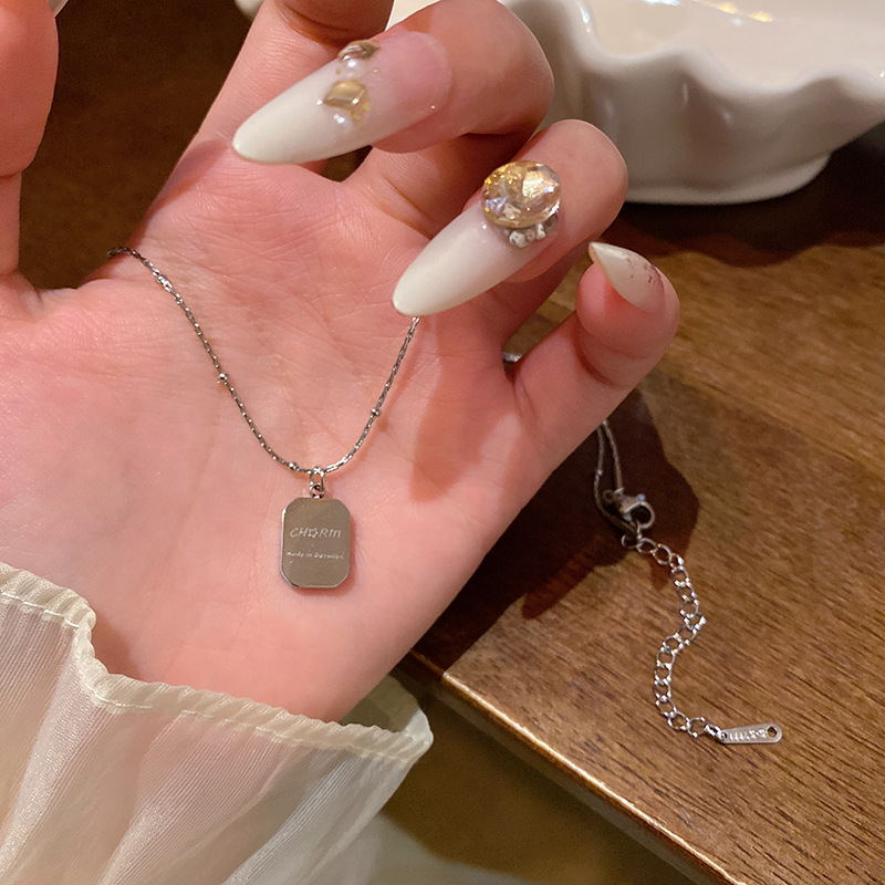 O1CN01U5PMyH2KtjDpNI341_2580729615-0-cib Dây chuyền titan hình khối vuông nhỏ đơn giản họa tiết chữ cái phong cách tomboy cá tính, dây chuyền xương đòn thời trang phong cách Hàn Quốc cho nữ. - Ảnh 1