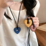 Dây chuyền hình trái tim bằng da và đá núi lửa phong cách Hàn Quốc, dây chuyền xương đòn thời trang tối giản kiểu Instagram, dây chuyền phối áo len mang lại cảm giác thanh lịch, ngọt ngào và tinh tế.