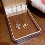 Mặt Dây chuyền hoa Zircon khảm tinh tế mới chuỗi xương đòn Vòng cổ thép titan khí chất ngọt ngào và linh hoạt Vòng cổ nữ nổi tiếng trên mạng