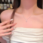 Dây chuyền titan thép mặt dây chuyền ngọc trai sang trọng, tinh tế dành cho nữ – thiết kế độc đáo, mang lại vẻ ngoài thời thượng và cá tính, hoàn hảo để làm nổi bật xương đòn.