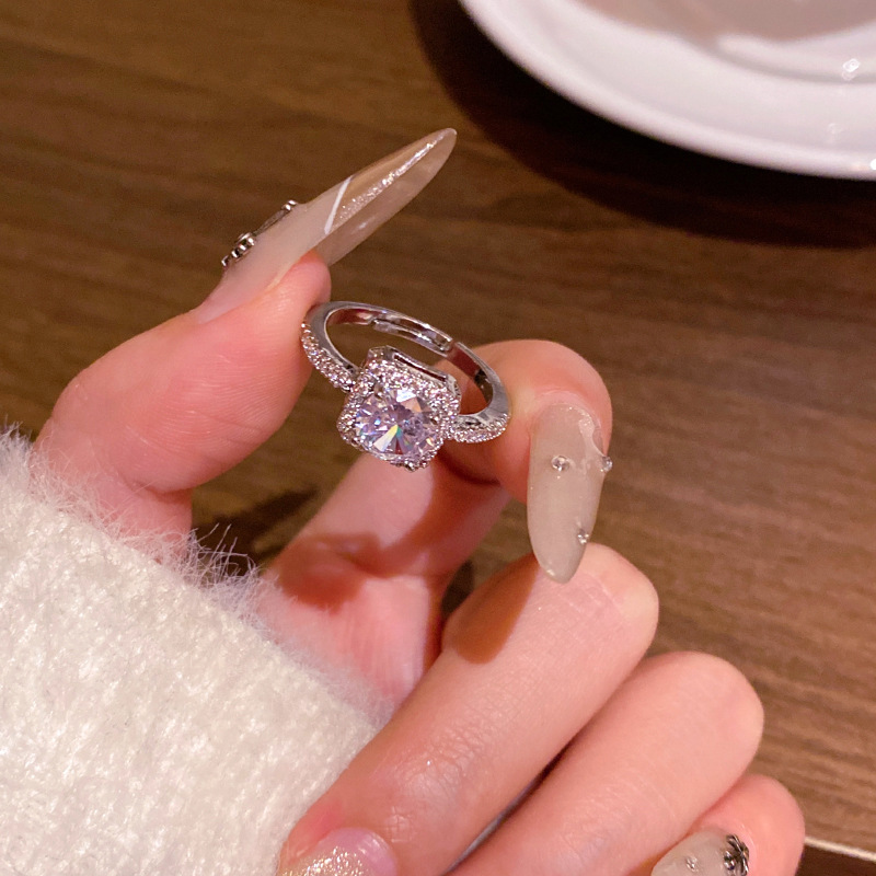 O1CN01YomdOG2KtjHrQYyGq_2580729615-0-cib Nhẫn đường vuông nhỏ hot năm 2025 dành cho nữ sang trọng nhẹ nhàng, cảm giác cao cấp thích hợp, Nhẫn Ngón Tay Ăn kiêng có thể điều chỉnh Miệng Zircon tinh tế - Ảnh 1