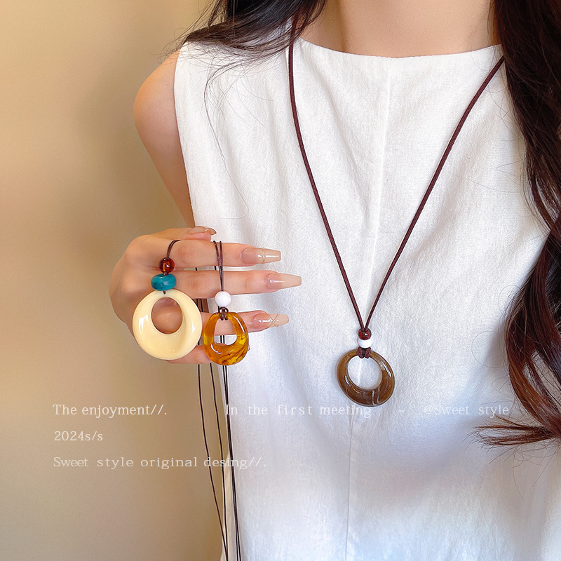 O1CN01bJwqbR2KtjBU2KWLv_2580729615-0-cib Retro phong cách dân tộc lớn Kem Vòng tròn nhựa Vòng cổ dài Tua Rua Dây chuyền vòng cổ cao cấp bán buôn - Ảnh 1