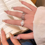 Nhẫn hở hoa mẫu mới năm 2025 Nhẫn ngón tay ngọc trai phong cách lạnh lùng sang trọng dành cho nữ