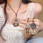 Bohemian Màu cà phê Retro Vòng Cổ Tua Rua ánh sáng sang trọng nhỏ dài tua bướm mặt dây chuyền Áo len bán buôn