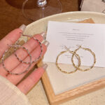 Hoa tai vòng tròn lớn phóng đại họa tiết Hot Phong Cách Hàn Quốc Hoa Tai Nữ phong cách đơn giản thời trang khí chất hoa tai cùng kiểu hot trên mạng