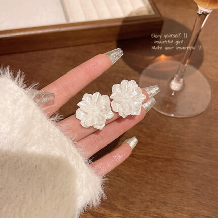 Hoa tai ngọc trai hoa mẫu mới phong cách Hàn Quốc kim bạc S925 hoa tai bông tai thiết kế khí chất đơn giản cùng kiểu dáng cho nữ Douyin