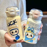 Cốc giữ nhiệt mẫu mới 2025 cốc nước ống hút đôi trẻ em dễ thương cầm tay học sinh dung tích lớn hoạt hình