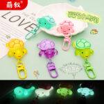 Người nổi tiếng trên mạng cùng kiểu Rùa Nhỏ móc khóa nhựa cặp đôi cặp sách có đồ trang trí mặt dây chuyền rùa dạ quang trực tiếp Douyin