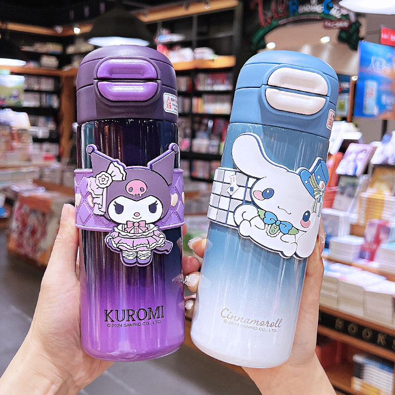 O1CN01tiuLnD1Zs5oxFO7BU_2215924603249-0-cib Cốc giữ nhiệt trẻ em Sanrio Kulomi dành cho nữ có giá trị cao có ống hút cốc uống đôi xách tay cho học sinh tiểu học - Ảnh 1