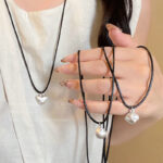 Hàn Quốc Instagram hợp thời trang mờ tình yêu mặt dây chuyền vòng cổ nữ dây da có thể điều chỉnh kéo dài Áo len dài dây chuyền bán buôn