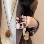 Phong cách mùa thu và mùa đông Retro Maillard Màu cà phê mờ Vòng cổ dài phụ nữ sang trọng nhẹ nhàng thích hợp dây chuyền áo len cao cấp