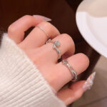 Sang trọng nhẹ vòng tròn thích hợp Vòng Hoa Hồng Gai Nhẫn Instagram sành điệu cao cấp cảm giác lạnh Nhẫn ăn ngón tay Phong cách nổi tiếng trên mạng bán buôn