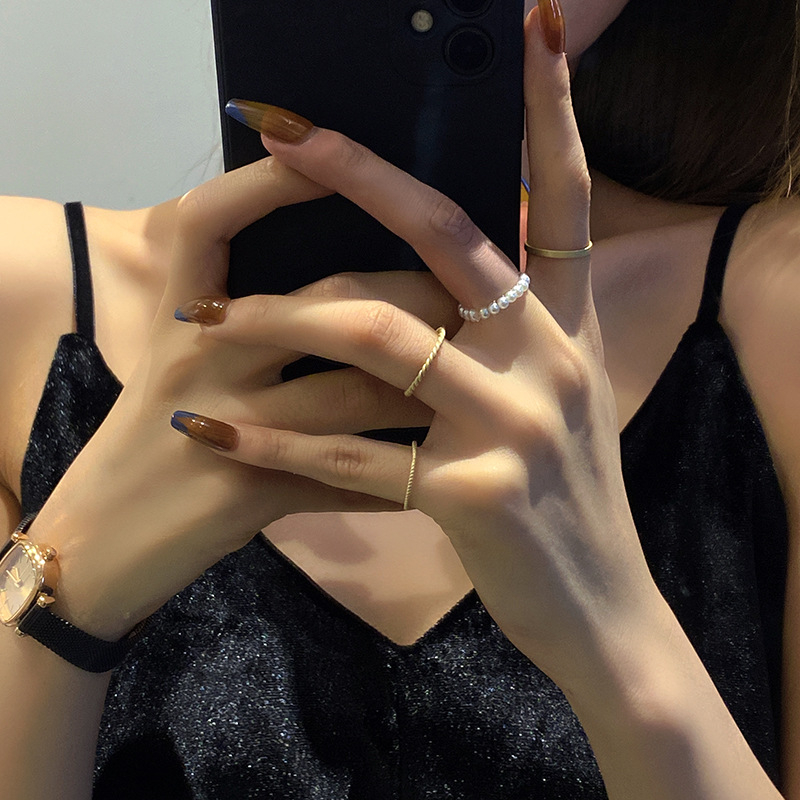 O1CN01xc1e9x2KtirCKwYDQ_2580729615-0-cib Nhẫn kết hợp 4 chiếc nhẫn đeo khớp xếp ly trơn ngọc trai phong cách lạnh cho nữ nhẫn ngón tay thiết kế vàng mờ Instagram sành điệu - Ảnh 1