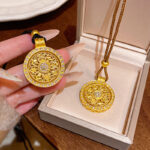 Phương pháp cổ xưa mô phỏng Vàng khảm kim cương mosan đính kim cương tám tấm kho báu Mặt Dây Chuyền Nữ Dây bện khóa an toàn Vòng cổ hoa sen